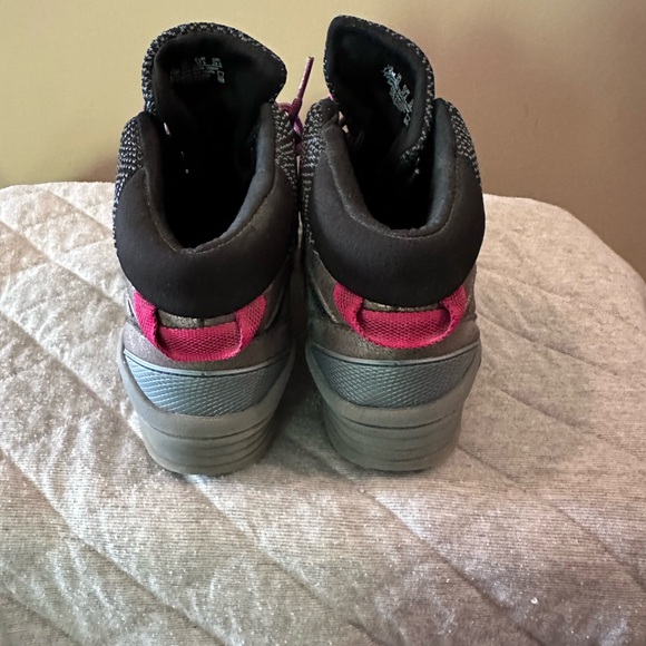 Women’s Bzees lace up winter boots — 7.5 - Picture 6 of 7